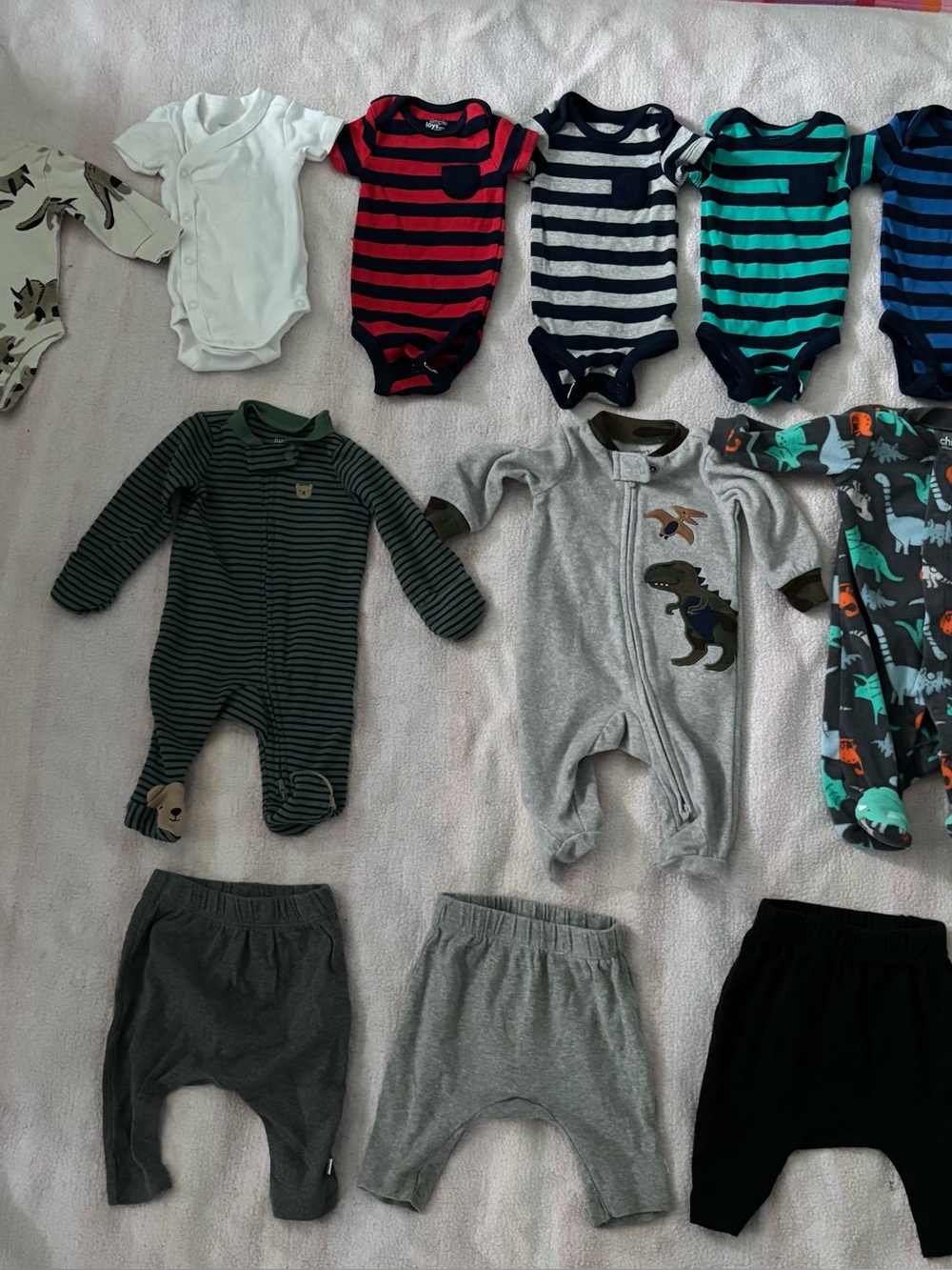 NEWBORN clothes - 12 pieces - like new